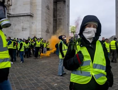 Γαλλία: Διαδηλωτής των «κίτρινων γιλέκων» υποδέχτηκε τους αστυνομικούς με το εμβατήριο του Star Wars! (βίντεο)